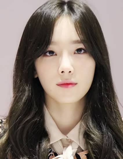 Taeyeon 2014 with black hair and makeup