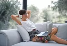 6 Advantages and Disadvantages of Listening to Music While Studying