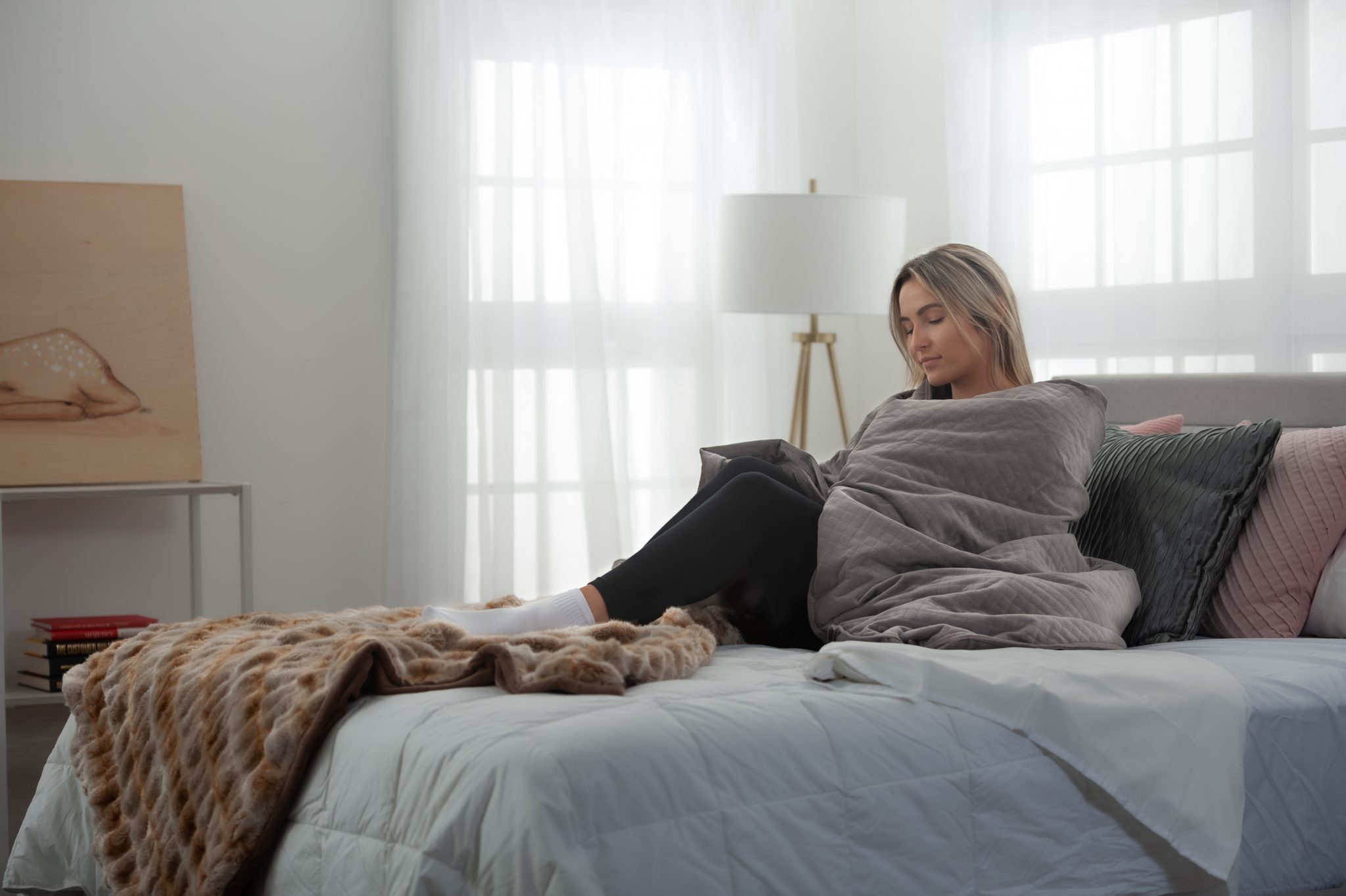 The Pros And Cons Of Using A Weighted Blanket - 2022 Guide - Verge Campus