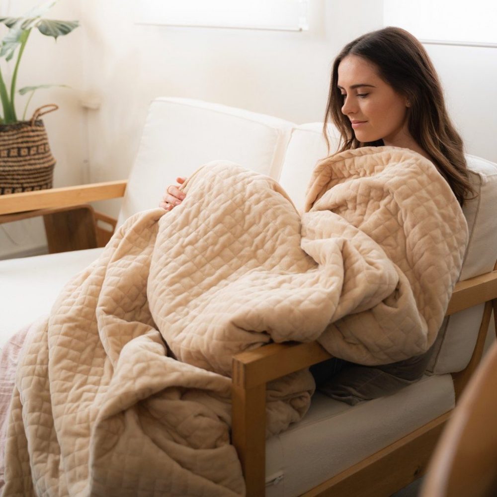 The Pros And Cons Of Using A Weighted Blanket - 2022 Guide - Verge Campus