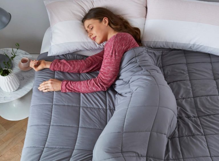 The Pros And Cons Of Using A Weighted Blanket - 2022 Guide - Verge Campus