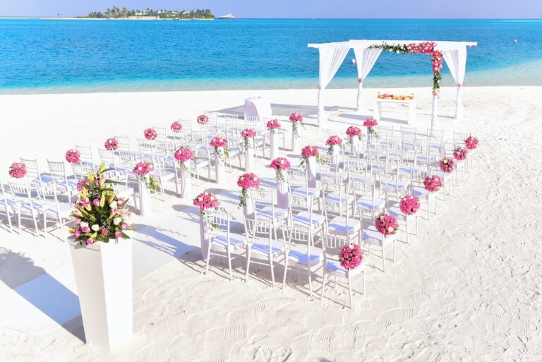 5 Beach Wedding Budget Tips To Save Money On Your Big Day - Verge Campus